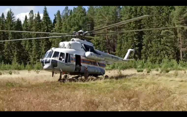 В Свердловской области вертолет не долетел на пожар в заповеднике. Он перевозил главу МЧС
