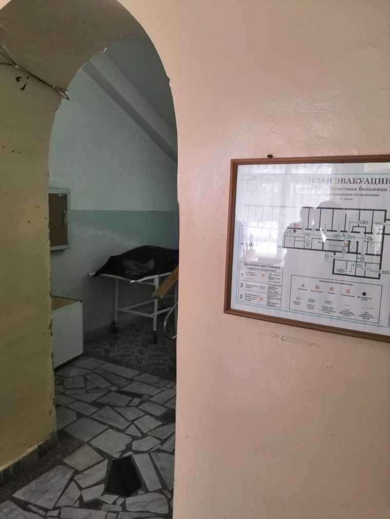 Пациентов тюменской клиники напугал мешок с трупом под лестницей. ФОТО