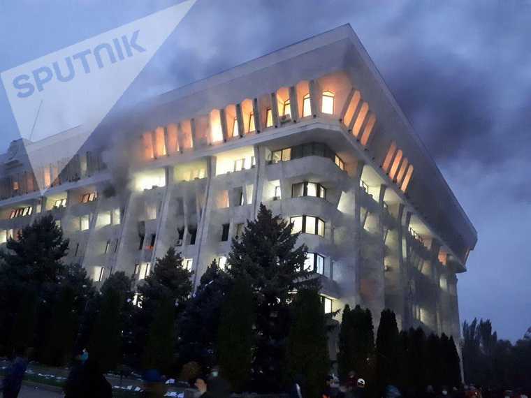 В администрации президента Киргизии произошел крупный пожар. Фото