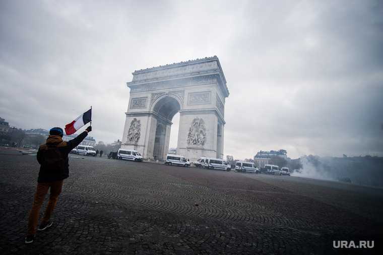 Акция протеста против повышения налога на бензин и дизельное топливо на Елисейских полях. Франция, Париж
