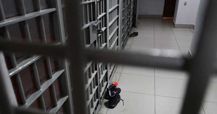 париж арабы подростки драка пенсионерка избили напали