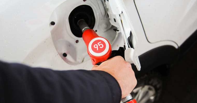 в соцсетях ужаснулись бензину за 100 рублей и очередям на АЗС